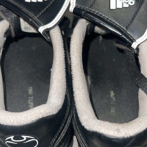 Adidas Traxion Tax Turf size 2 kids - Picture 4 of 10